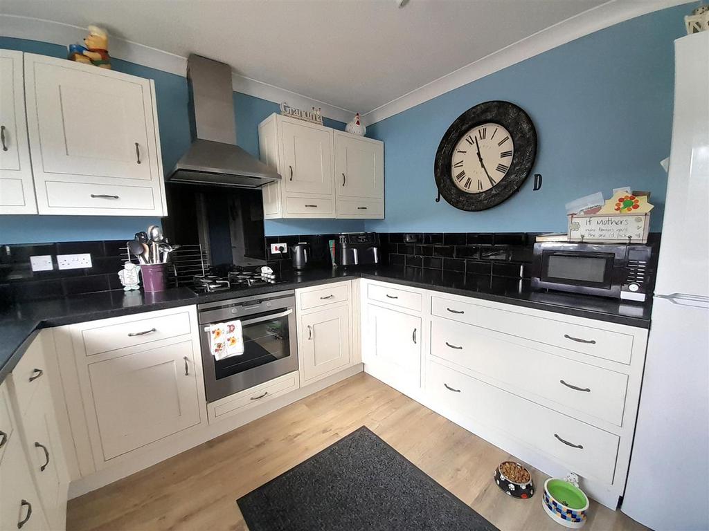 Kitchen 2.jpg