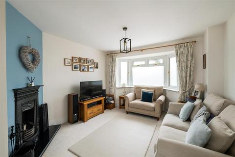 11 Lyndhurst Road, Reigate, RH2 8JW