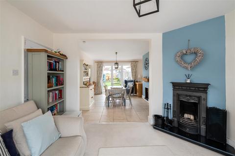 11 Lyndhurst Road, Reigate, RH2 8JW