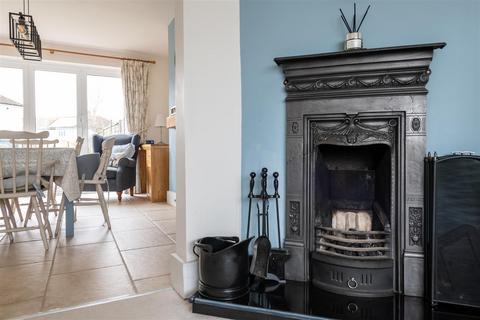 11 Lyndhurst Road, Reigate, RH2 8JW