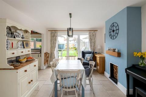 11 Lyndhurst Road, Reigate, RH2 8JW