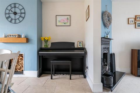 11 Lyndhurst Road, Reigate, RH2 8JW