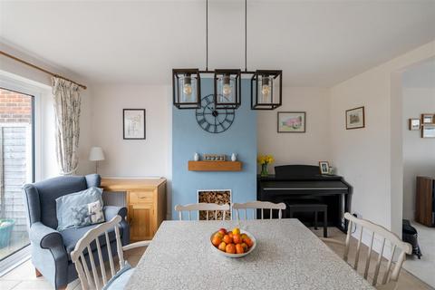 11 Lyndhurst Road, Reigate, RH2 8JW