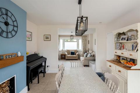 11 Lyndhurst Road, Reigate, RH2 8JW