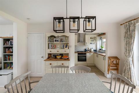 11 Lyndhurst Road, Reigate, RH2 8JW