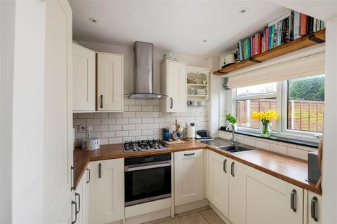 11 Lyndhurst Road, Reigate, RH2 8JW