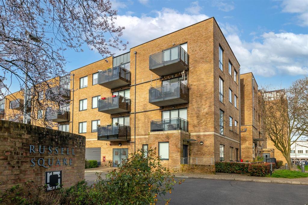 Russells Crescent, Horley 2 bed apartment for sale £275,000