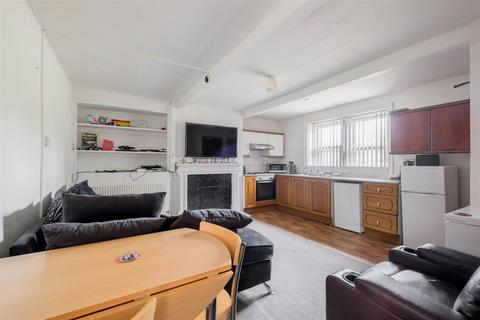 3 bedroom end of terrace house to rent, Almondbury Bank, Huddersfield, HD5