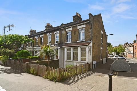 4 bedroom end of terrace house for sale - Cann Hall Road, London E11