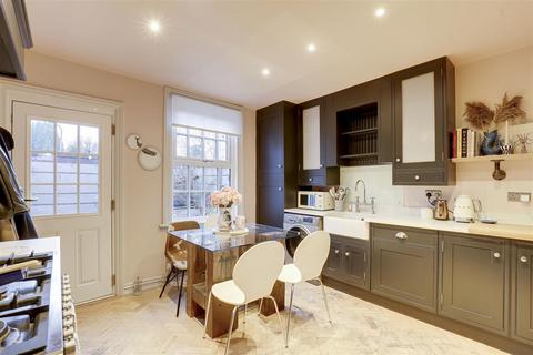 18 Burton Close, Carlton, Nottingham, NG4 3GT