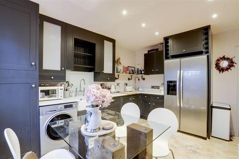18 Burton Close, Carlton, Nottingham, NG4 3GT
