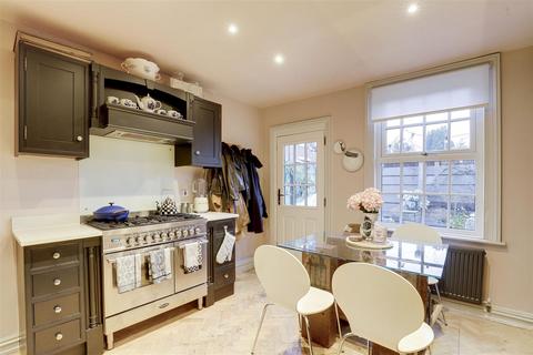 18 Burton Close, Carlton, Nottingham, NG4 3GT