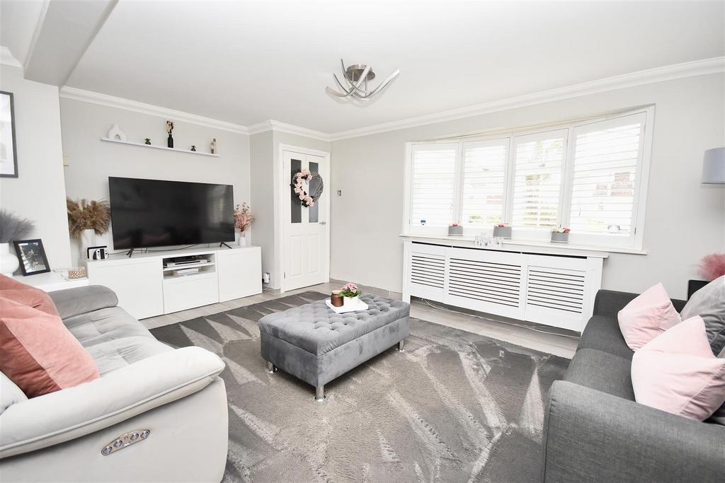 Willow Bank Walk, Leighton Buzzard, LU7 3UT 3 bed semidetached house