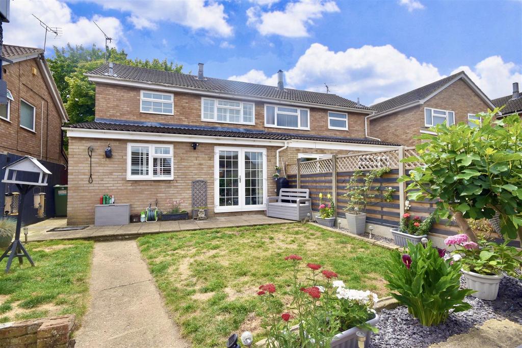 Willow Bank Walk, Leighton Buzzard... 3 bed semidetached house for