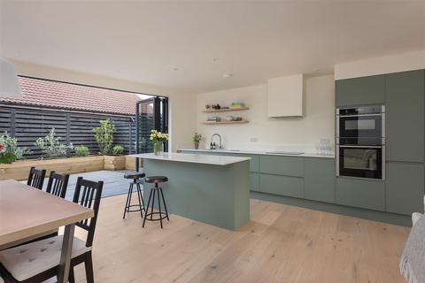 3 Hillview Road, Whitstable, CT5 4HX