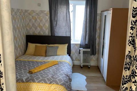 1 bedroom in a house share to rent - Berthon Street, London