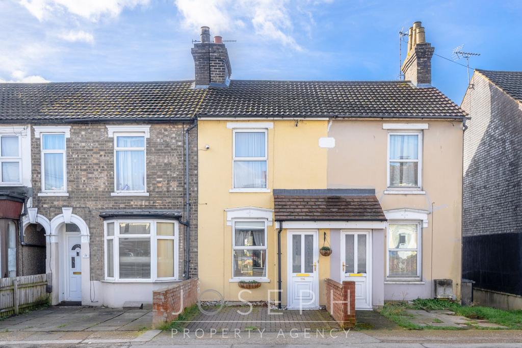 Felixstowe Road, Ipswich, IP3 3 bed terraced house for sale £200,000
