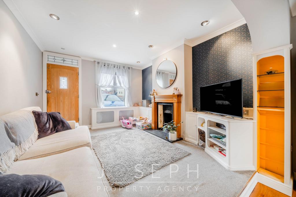 Felixstowe Road, Ipswich, IP3 3 bed terraced house for sale £200,000