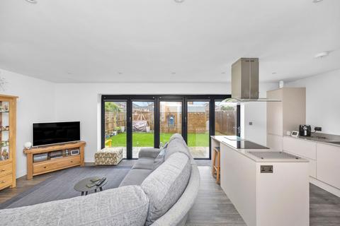 67 Vicarage Lane, Horley, RH6 8BA