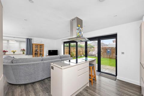 67 Vicarage Lane, Horley, RH6 8BA
