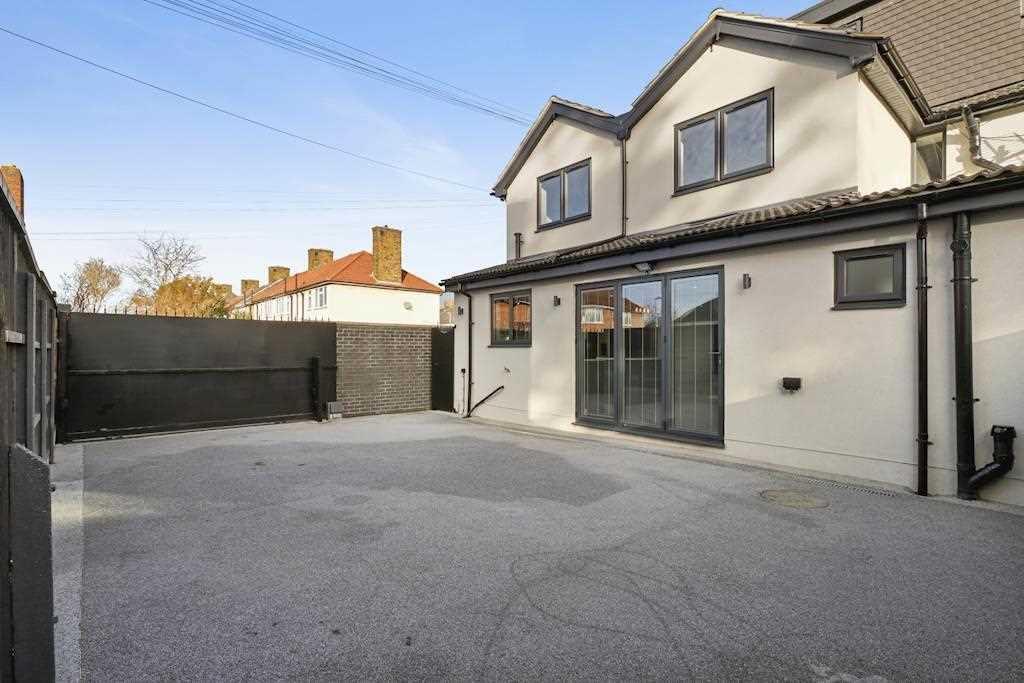 Courtyard/Carport