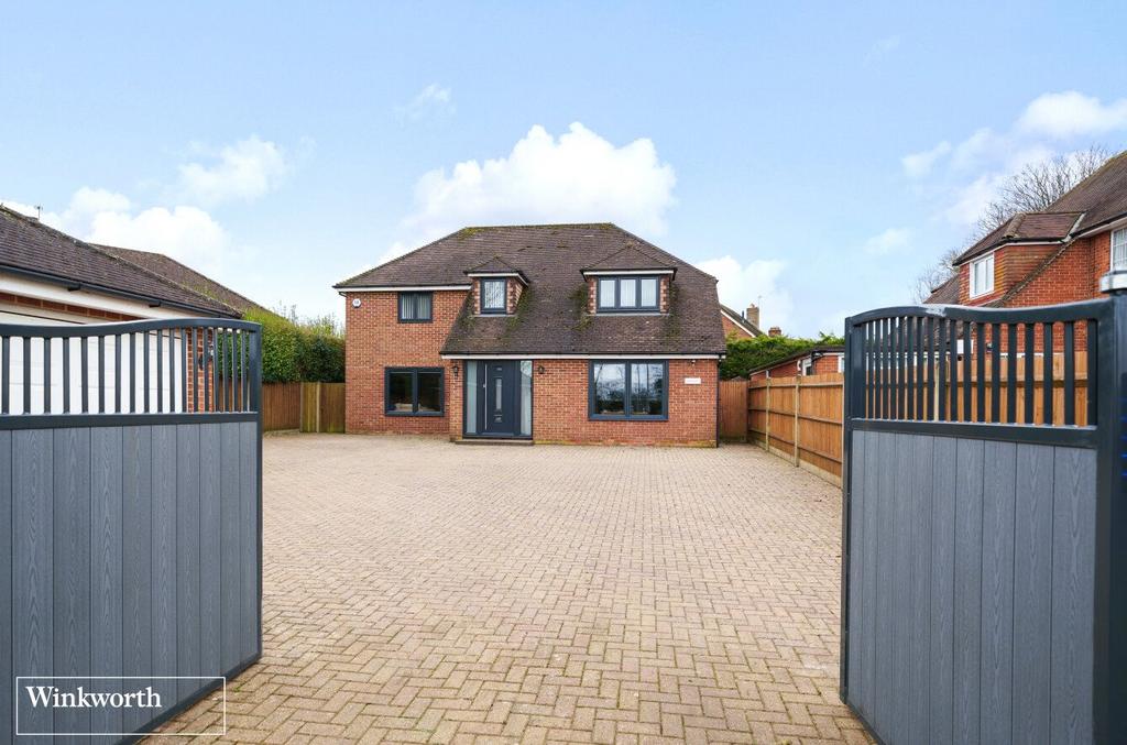 The Harrow Way, Basingstoke, Hampshire, RG22 4 bed detached house for