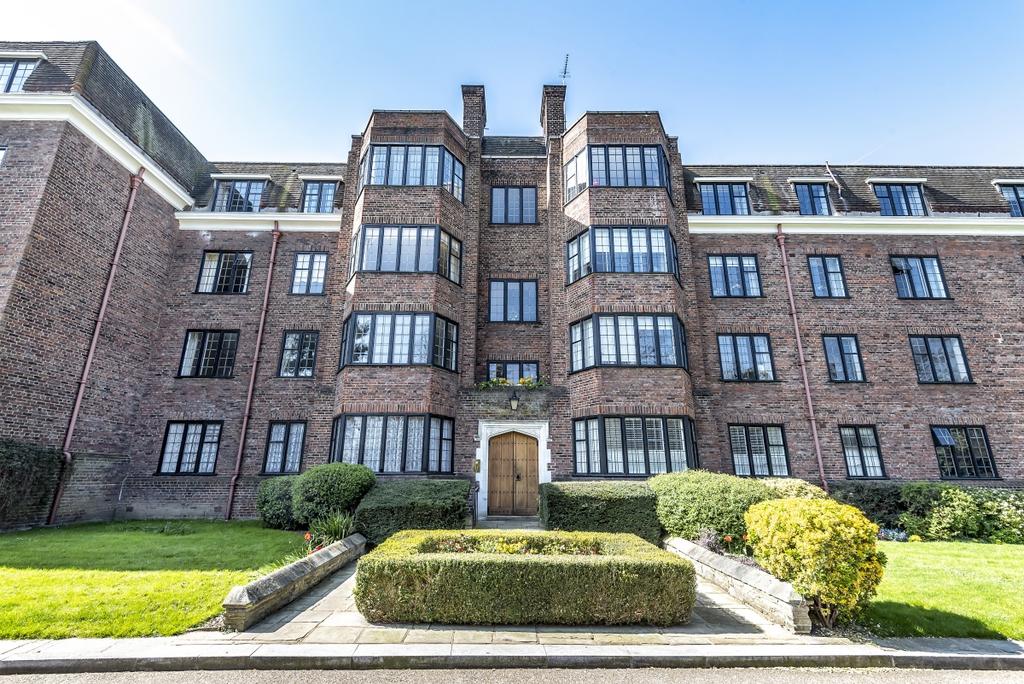 Manor Fields Putney SW15 3 bed apartment £2,750 pcm (£635 pw)