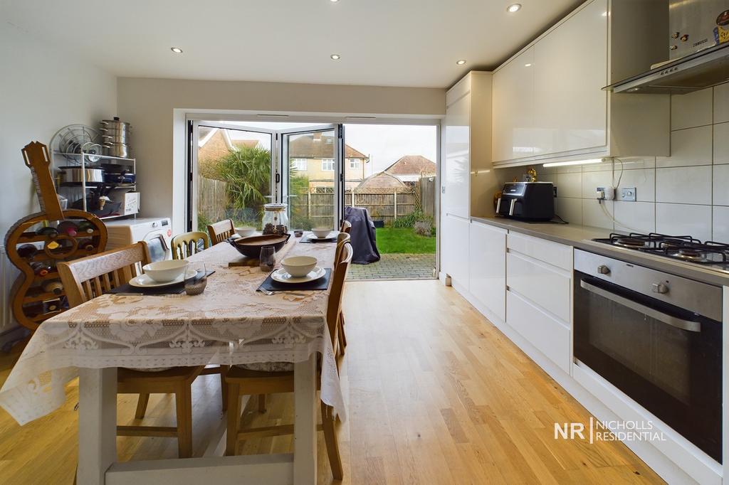 Headley Close, West Ewell, Surrey. KT19 4 bed detached house for sale
