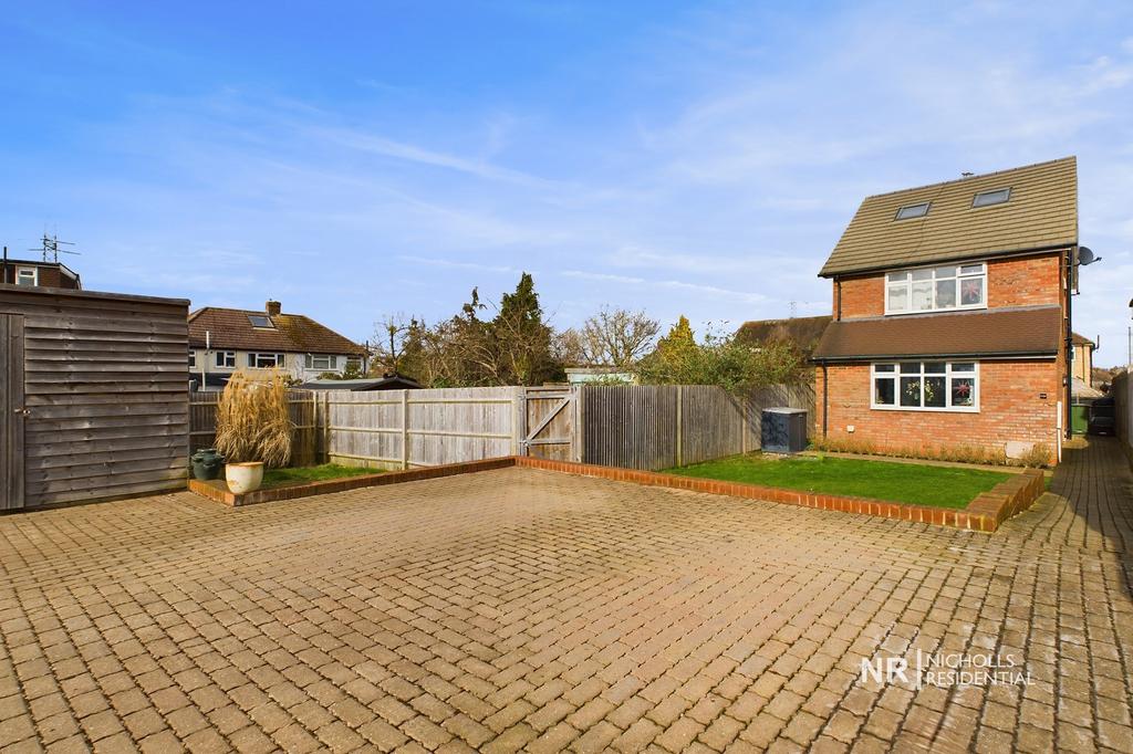 Headley Close, West Ewell, Surrey. KT19 4 bed detached house for sale