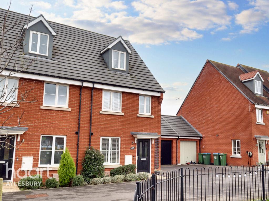 Moore Crescent, Aylesbury 3 bed semidetached house for sale £400,000