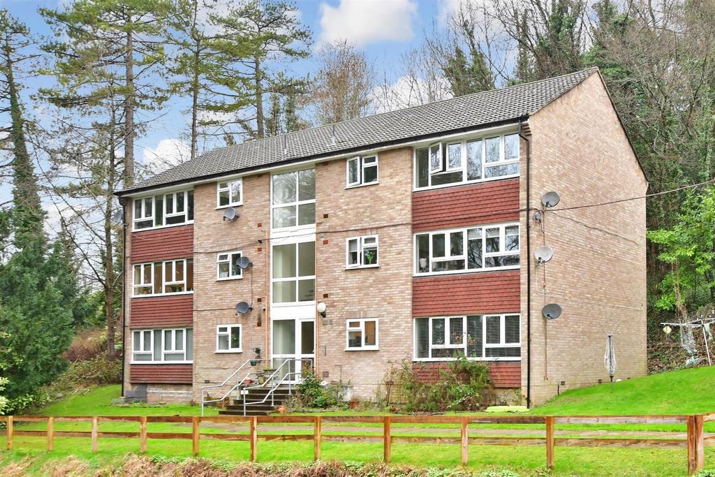 Hill, Warlingham, Surrey 2 bed ground floor flat for sale £