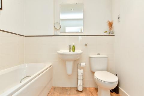 79 Canalside, Redhill, RH1 2NH