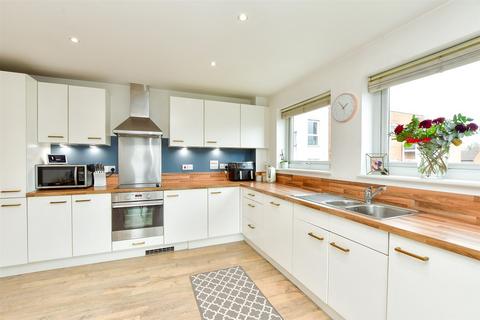 79 Canalside, Redhill, RH1 2NH