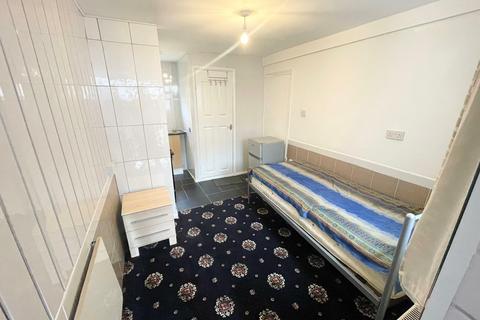 Studio to rent - Upper Green Street, High Wycombe, HP11 2RD