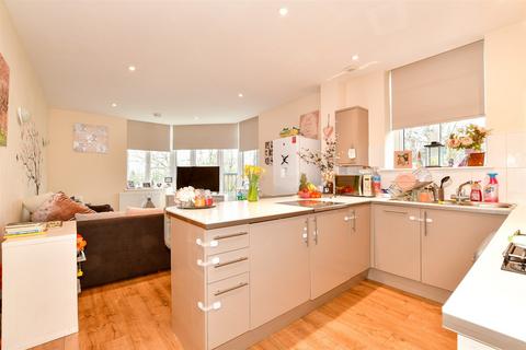 2 bedroom flat for sale, Wood Street, East Grinstead, West Sussex