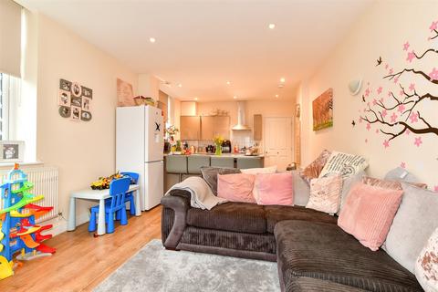 2 bedroom flat for sale, Wood Street, East Grinstead, West Sussex