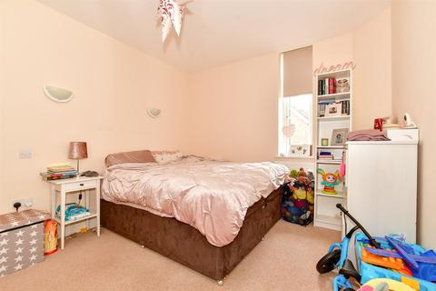 2 bedroom flat for sale, Wood Street, East Grinstead, West Sussex