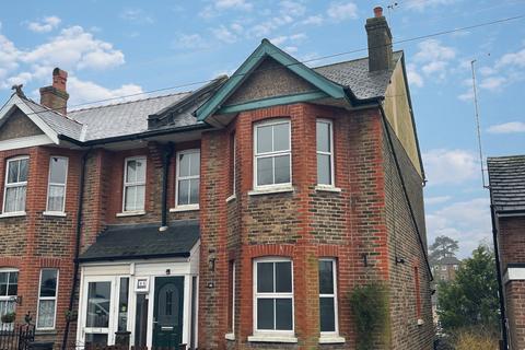 3 bedroom semi-detached house to rent, Campbell Road, Caterham
