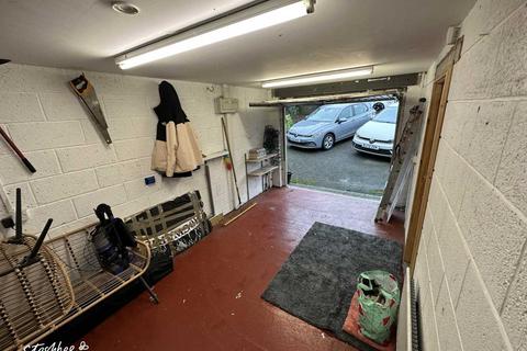 Garage to rent, Broadfield Park, Holmfirth HD9