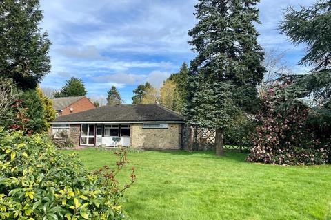 3 bedroom bungalow for sale - Landscape Road, Warlingham, Surrey, CR6 9JB