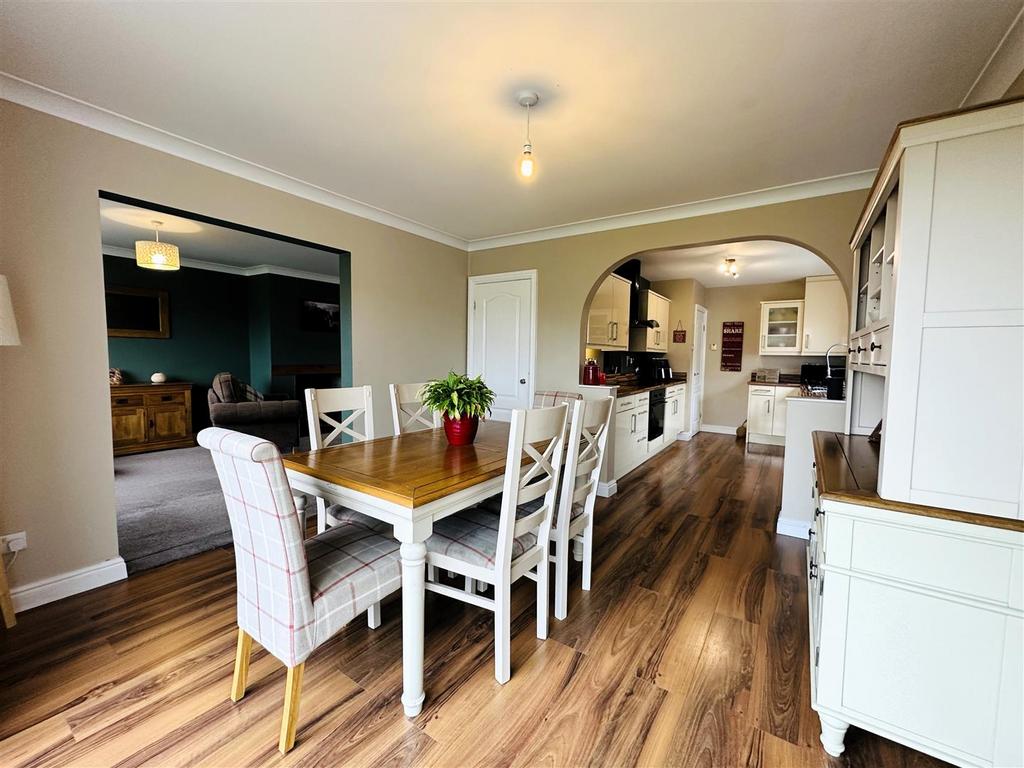Brigg Lane, Camblesforth, Selby 4 bed detached house for sale £325,000