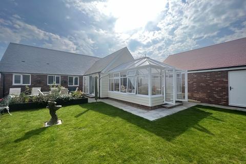 3 bedroom detached bungalow for sale - Farm Close, KIRBY CROSS, Frinton on Sea, CO13
