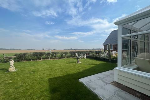 3 bedroom detached bungalow for sale - Farm Close, KIRBY CROSS, Frinton on Sea, CO13