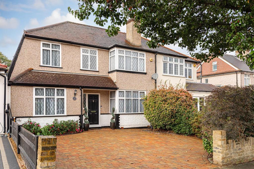 Walsingham Gardens, Stoneleigh 4 bed semidetached house for sale £