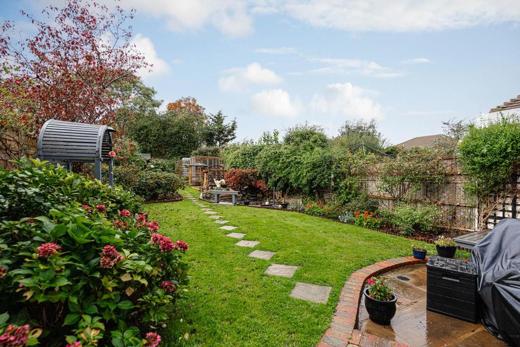 Walsingham Gardens, Stoneleigh 4 bed semidetached house for sale £