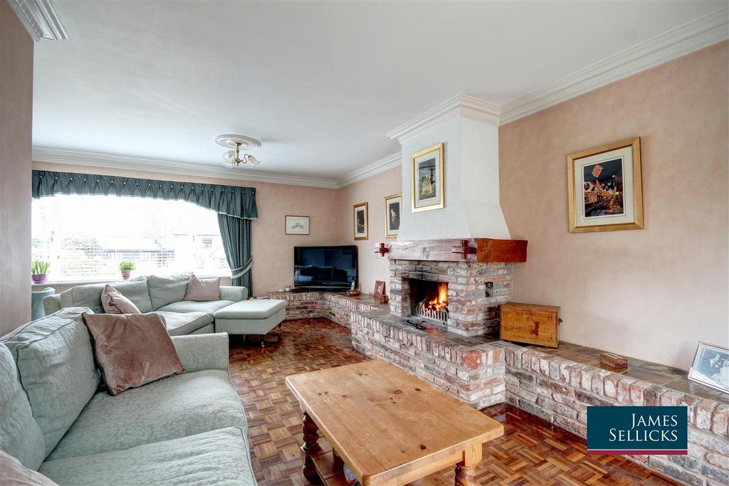 Open plan sitting / dining room
