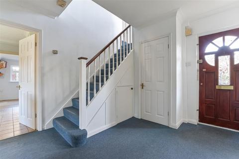4 bedroom semi-detached house for sale, Yewlands Close, Banstead
