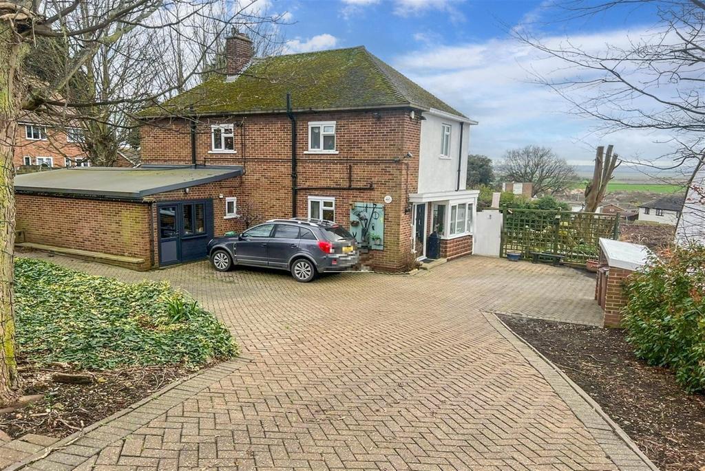 Brecon Chase, MinsterOnSea, Sheerness, Kent 3 bed detached house for