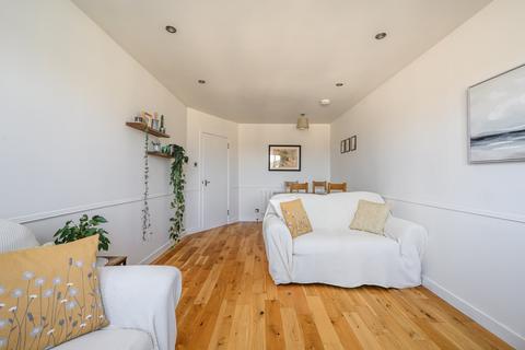 2 bedroom flat for sale - 2/8 Hawthornden Place, Pilrig, EH7 4RF