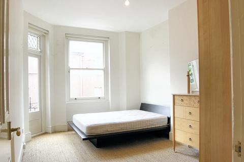 3 bedroom flat for sale, Lissenden Gardens, Parliament Hill, London NW5